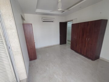 Room in 6 BHK Apartment at Evershine Jewel, Khar West – for Sale