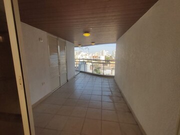 Room in 6 BHK Apartment at Evershine Jewel, Khar West – for Sale