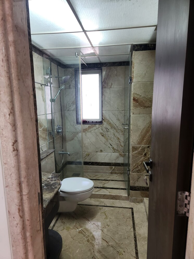 Bathroom, evershine-jewel 6 Bedroom 3500 Sq.Ft. Apartment In Khar West Mumbai 9175587