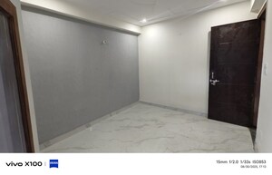 Room in 3 BHK Apartment at Shaheen Bagh – for Sale