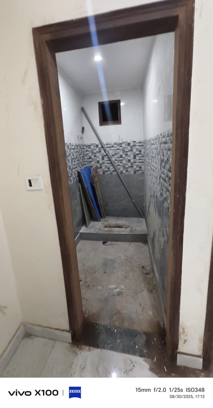 Attached Bathroom, shaheen bagh 3 Bedroom 110 Sq.Yd. Apartment In Shaheen Bagh Delhi 9175640