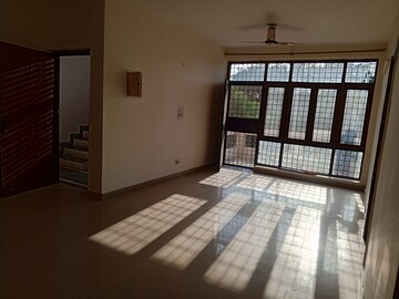 Bedroom in 4 BHK Builder Floor at Ardee City, Sector 52 – for Rent