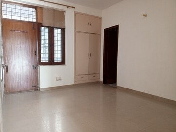 Room in 4 BHK Builder Floor at Ardee City, Sector 52 – for Rent