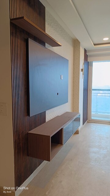 Room in 4 BHK Apartment at Ambience Tiverton, Sector 50 – for Rent