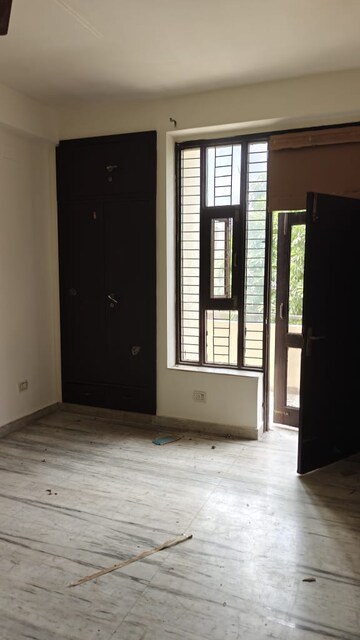Room in 3 BHK Builder Floor at Tulip Mall, Sector 46 – for Rent