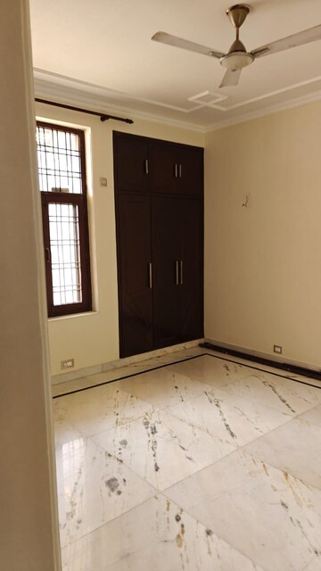 Room in 3 BHK Builder Floor at Tulip Mall, Sector 46 – for Rent