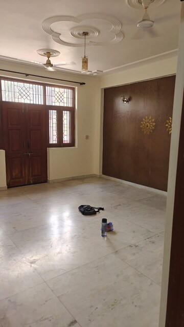 Room in 3 BHK Builder Floor at Tulip Mall, Sector 46 – for Rent
