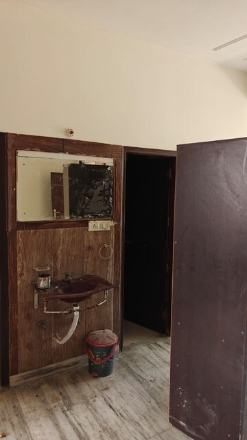 Furnished Amenities in 3 BHK Builder Floor at Tulip Mall, Sector 46 – for Rent