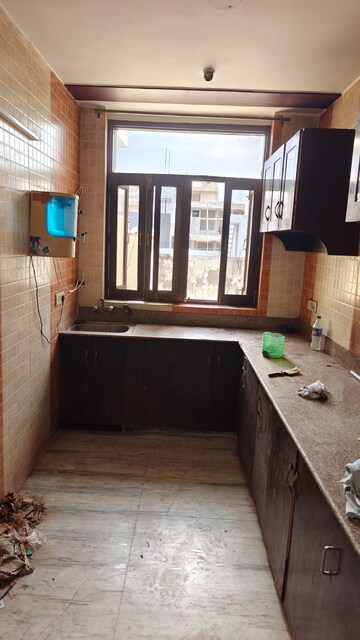 Kitchen in 3 BHK Builder Floor at Tulip Mall, Sector 46 – for Rent