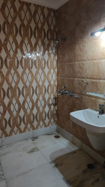 Bathroom in 3 BHK Builder Floor at Tulip Mall, Sector 46 – for Rent