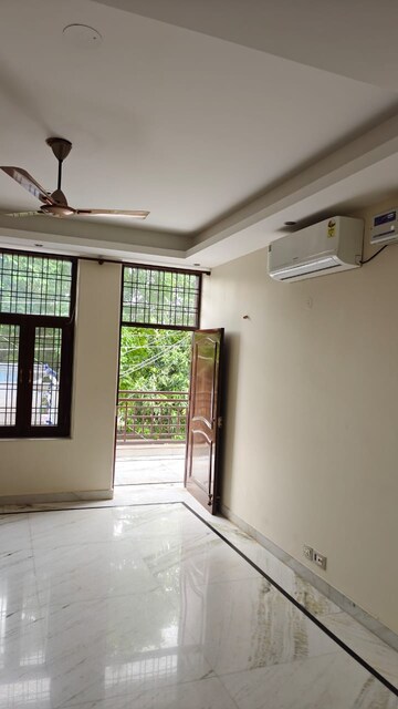 Room in 3 BHK Builder Floor at Tulip Mall, Sector 46 – for Rent