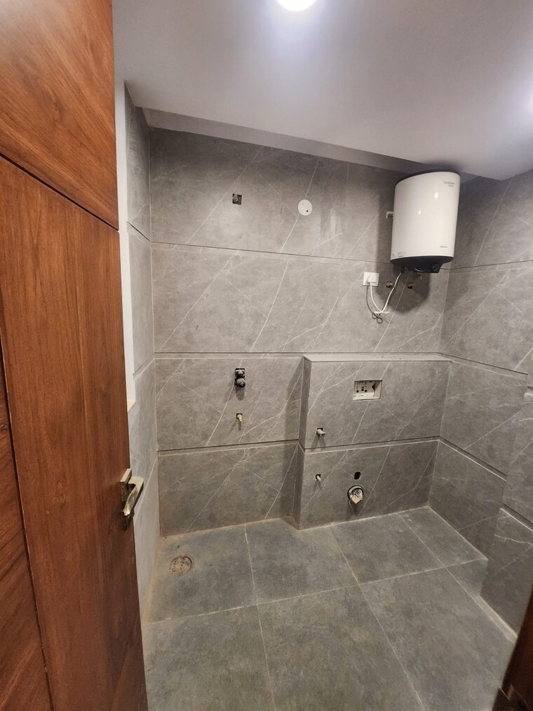 Bathroom, vasant kunj 3 Bedroom 1800 Sq.Ft. Builder Floor In Vasant Kunj Delhi 9175768