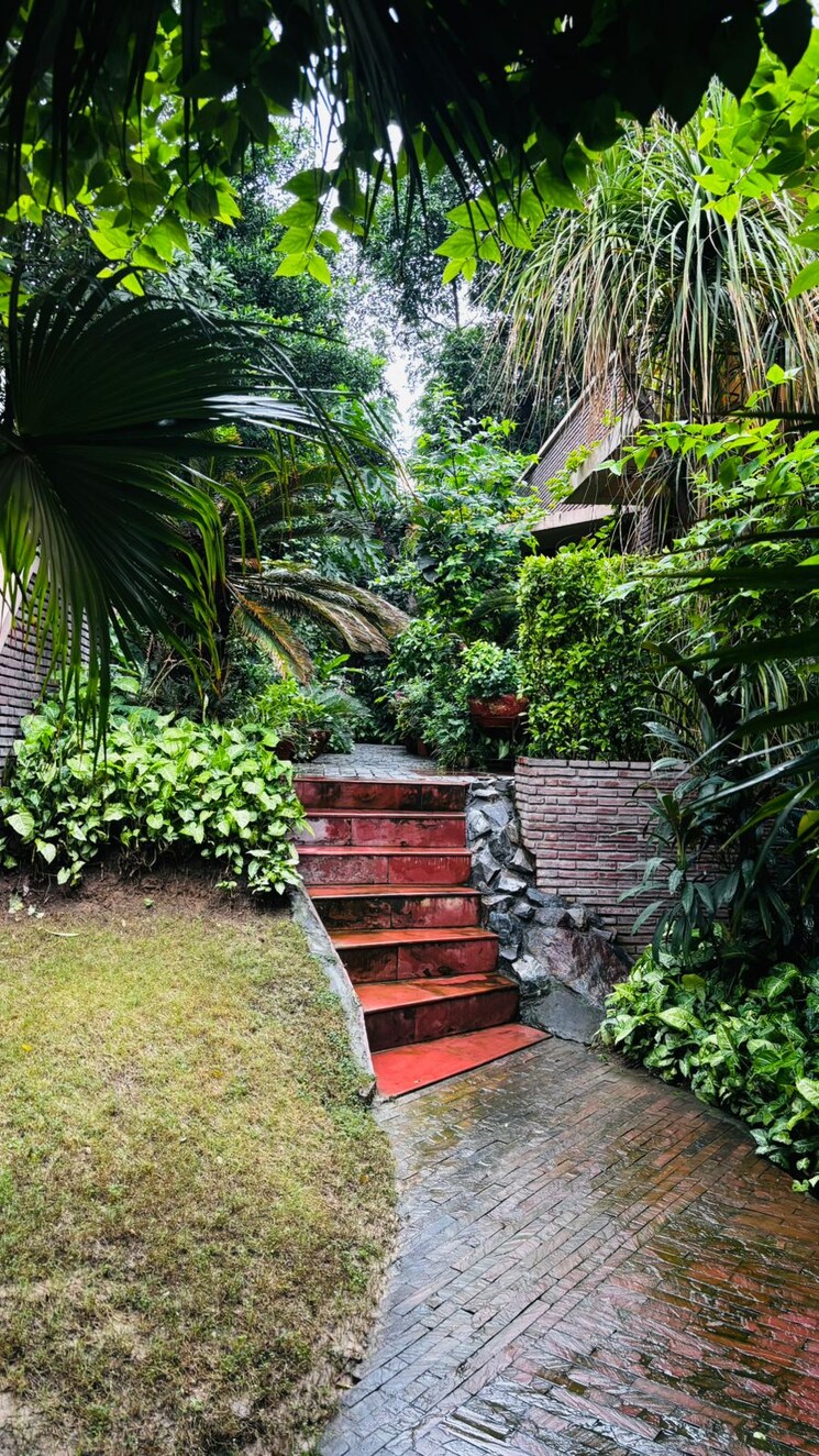 Garden, neeti bagh 6 Bedroom 810 Sq.Yd. Villa In Neeti Bagh Delhi 9175791