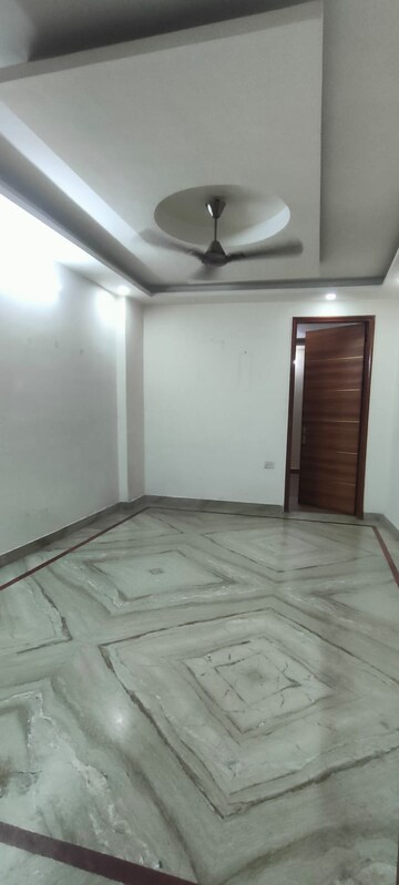 Room in 3 BHK Builder Floor at Govindpuri – for Rent