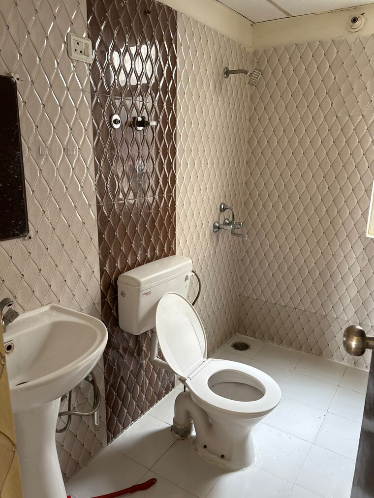 Bathroom, galaxy-north-avenue 3 Bedroom 1410 Sq.Ft. Apartment In Gaur City 1 Greater Noida 9175868