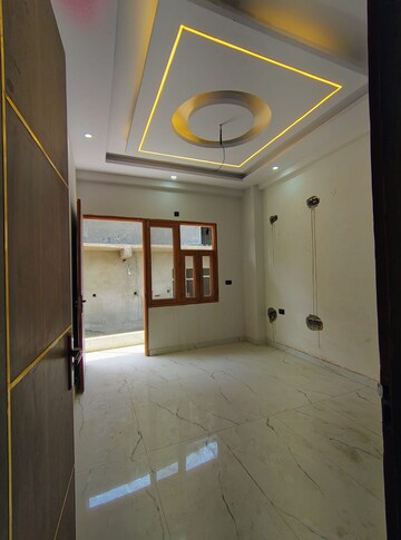 Room in 3 BHK Builder Floor at Sector 73 – for Sale