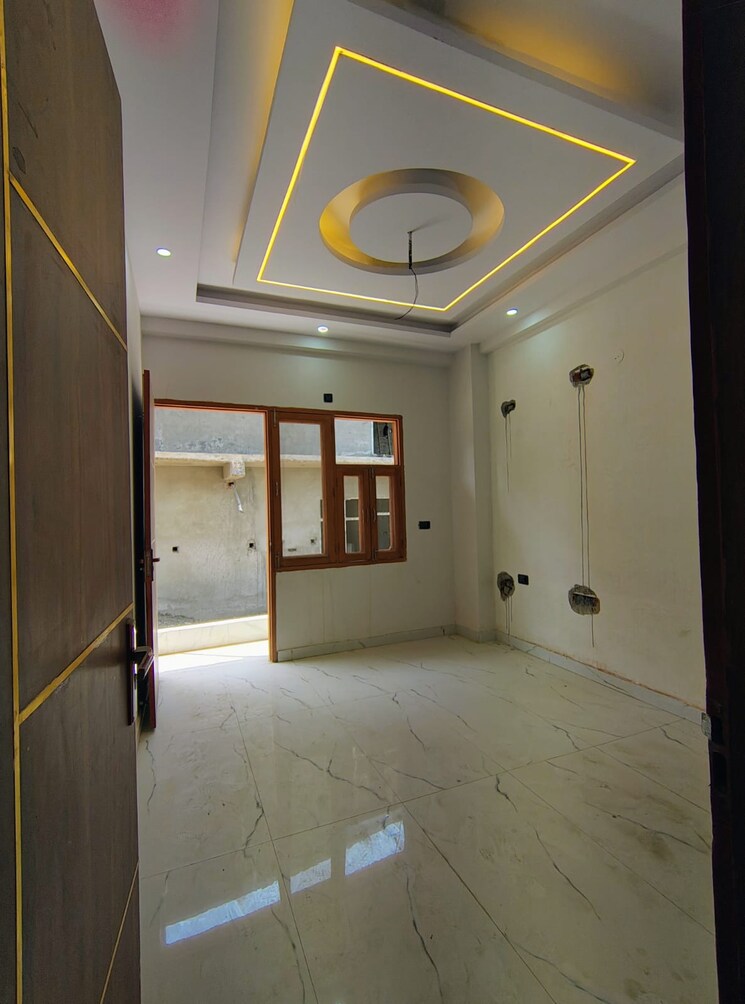 Room, sector 73 3 Bedroom 1350 Sq.Ft. Builder Floor In Sector 73 Noida 9175867