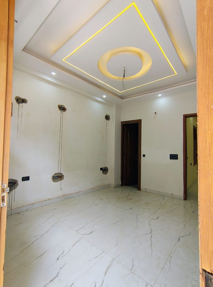 Room, sector 73 3 Bedroom 1350 Sq.Ft. Builder Floor In Sector 73 Noida 9175867