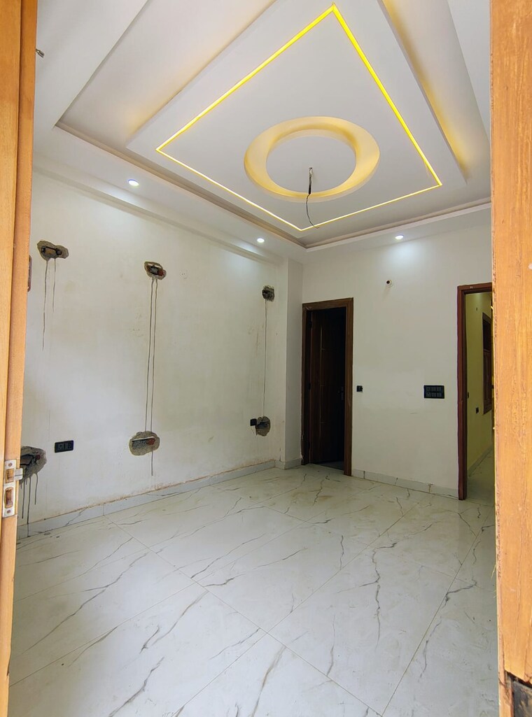 Room, sector 73 3 Bedroom 1350 Sq.Ft. Builder Floor In Sector 73 Noida 9175867