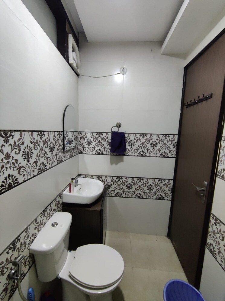 Attached Bathroom, sector 14 3 Bedroom 1600 Sq.Ft. Builder Floor In Sector 14 Gurgaon 9175920