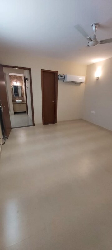 Room in 3 BHK Builder Floor at Sector 31 – for Rent