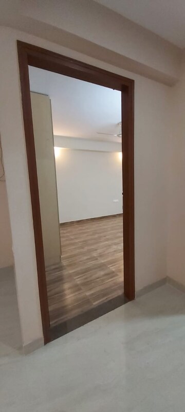 Room in 3 BHK Builder Floor at Sector 31 – for Rent