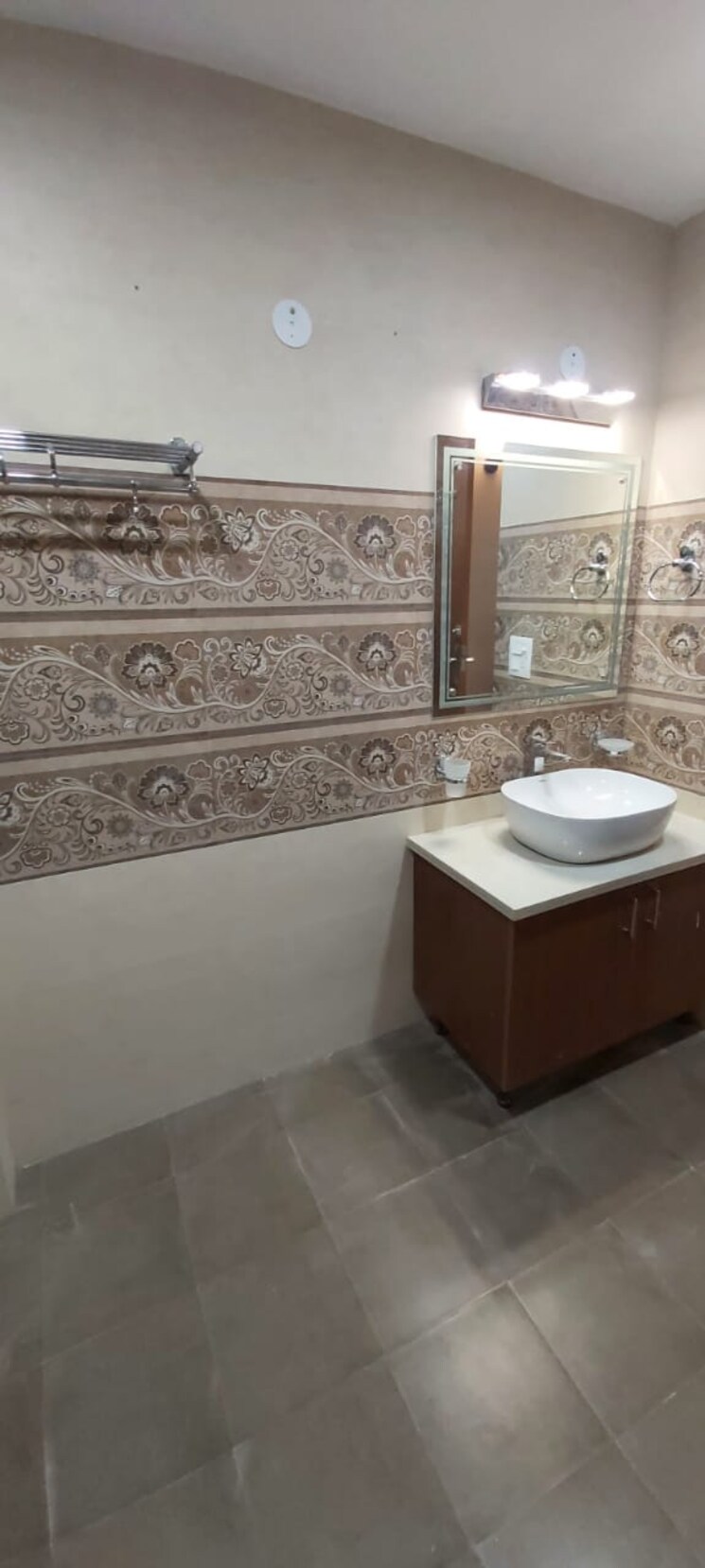 Bathroom, sector 31 3 Bedroom 2000 Sq.Ft. Builder Floor In Sector 31 Gurgaon 9175951