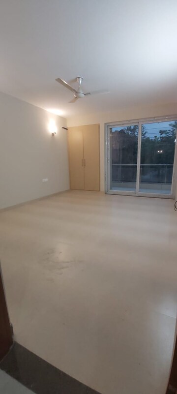 Room in 3 BHK Builder Floor at Sector 31 – for Rent