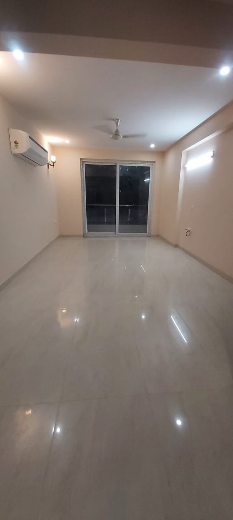 Room, sector 31 3 Bedroom 2000 Sq.Ft. Builder Floor In Sector 31 Gurgaon 9175951