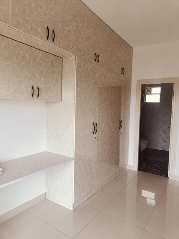Room in 2 BHK Apartment at Corporate Sunrise, Gunjur Palya – for Rent