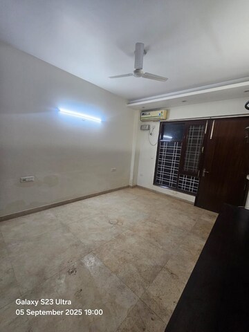 Room in 3 BHK Builder Floor at Sector 52 – for Rent