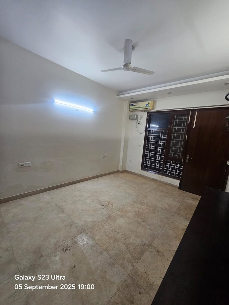 Room, sector 52 3 Bedroom 2300 Sq.Ft. Builder Floor In Sector 52 Gurgaon 9175965