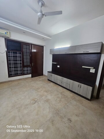 Room in 3 BHK Builder Floor at Sector 52 – for Rent