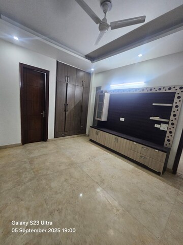 Room in 3 BHK Builder Floor at Sector 52 – for Rent