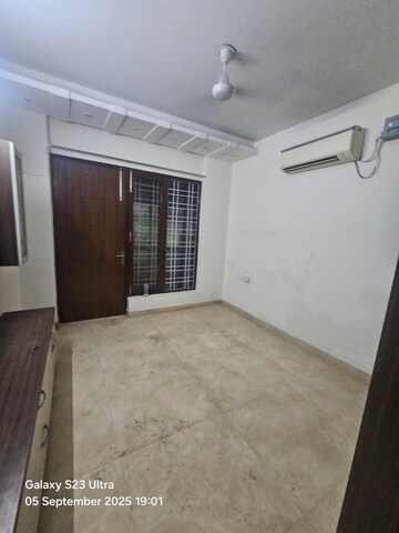 Room in 3 BHK Builder Floor at Sector 52 – for Rent