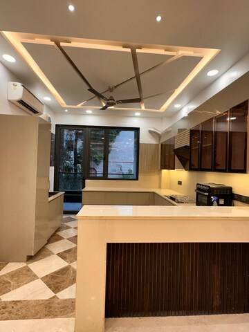 Team Area in 4 BHK Builder Floor at DLF Garden Villas, Sector 43 – for Sale