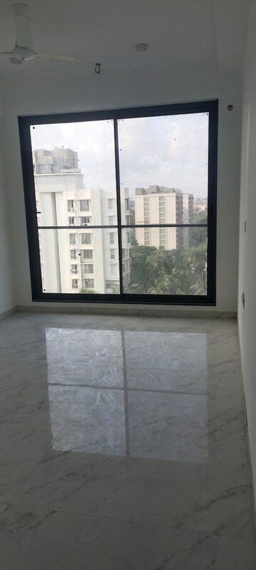 Room in 3 BHK Apartment at DLH Dawn, Santacruz West – for Rent