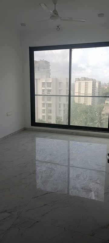 Room in 3 BHK Apartment at DLH Dawn, Santacruz West – for Rent