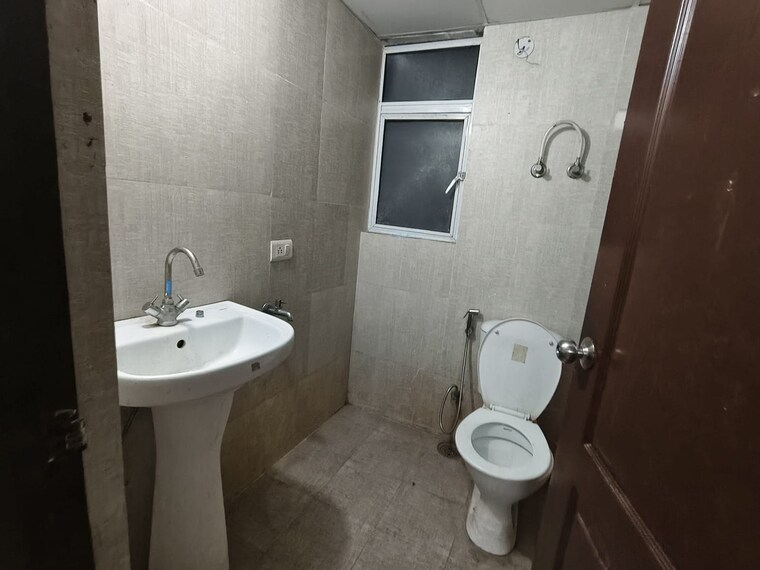 Bathroom, aditya-urban-homes 1 Bedroom 585 Sq.Ft. Apartment In Shahpur Bamheta Ghaziabad 9176203