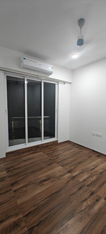 Room in 2 BHK Apartment at Rosa Manhattan, Ghodbunder Road – for Rent