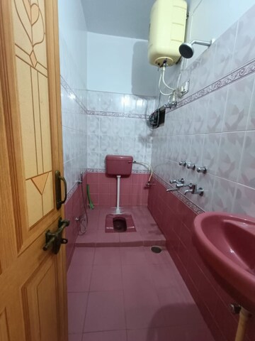 Bathroom in 2.5 BHK Independent House at Gomti Nagar – for Rent