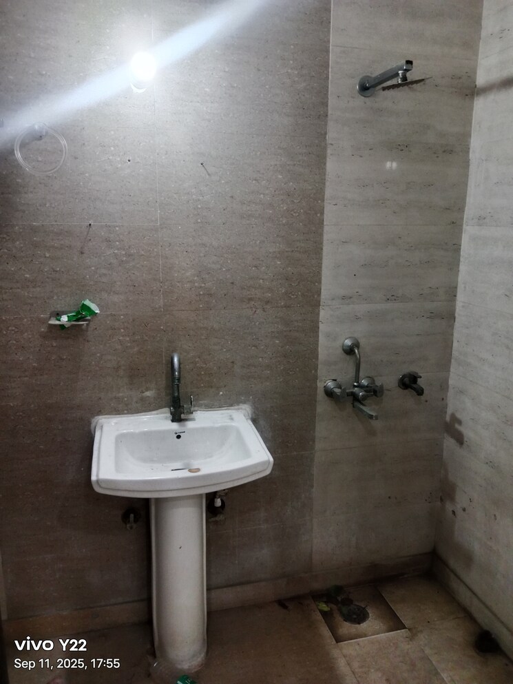Bathroom, ashoka enclave 2 Bedroom 1100 Sq.Ft. Builder Floor In Ashoka Enclave Faridabad 9176342