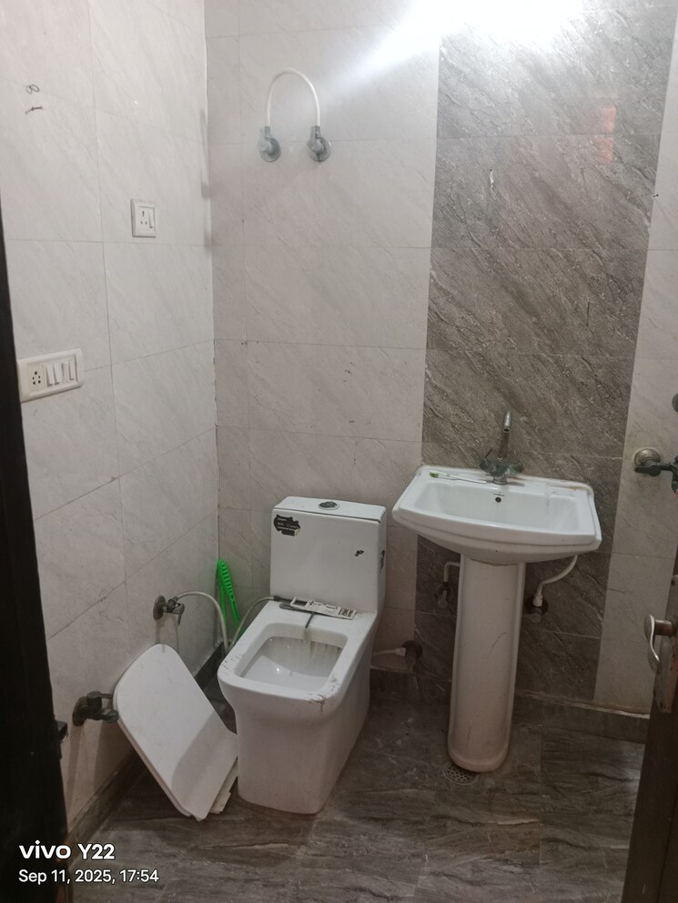 Bathroom, ashoka enclave 2 Bedroom 1100 Sq.Ft. Builder Floor In Ashoka Enclave Faridabad 9176342
