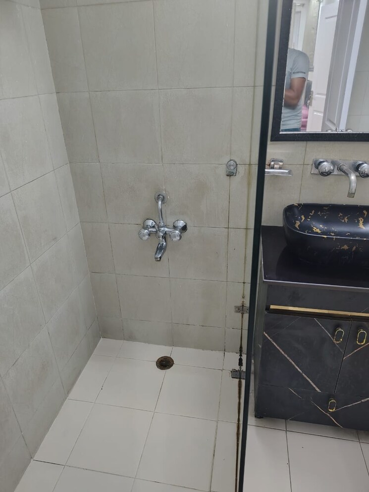 Bathroom, sector 56 3 Bedroom 250 Sq.Yd. Builder Floor In Sector 56 Gurgaon 9176484