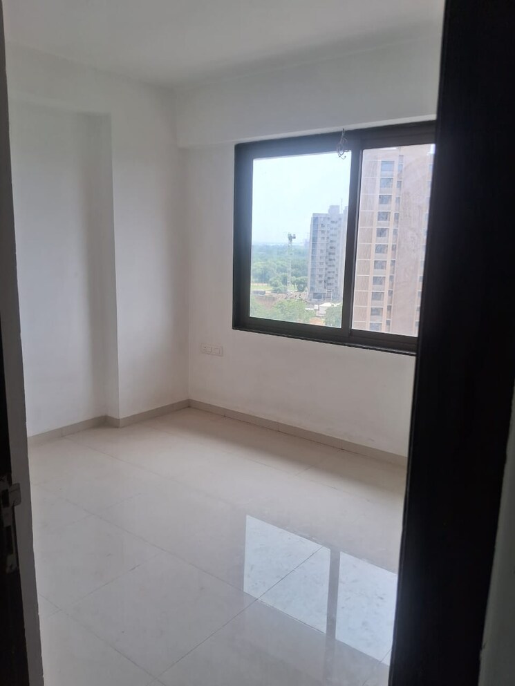 Room, vaishnodevi circle 3 Bedroom 181 Sq.Yd. Builder Floor In Vaishnodevi Circle Ahmedabad 9177140