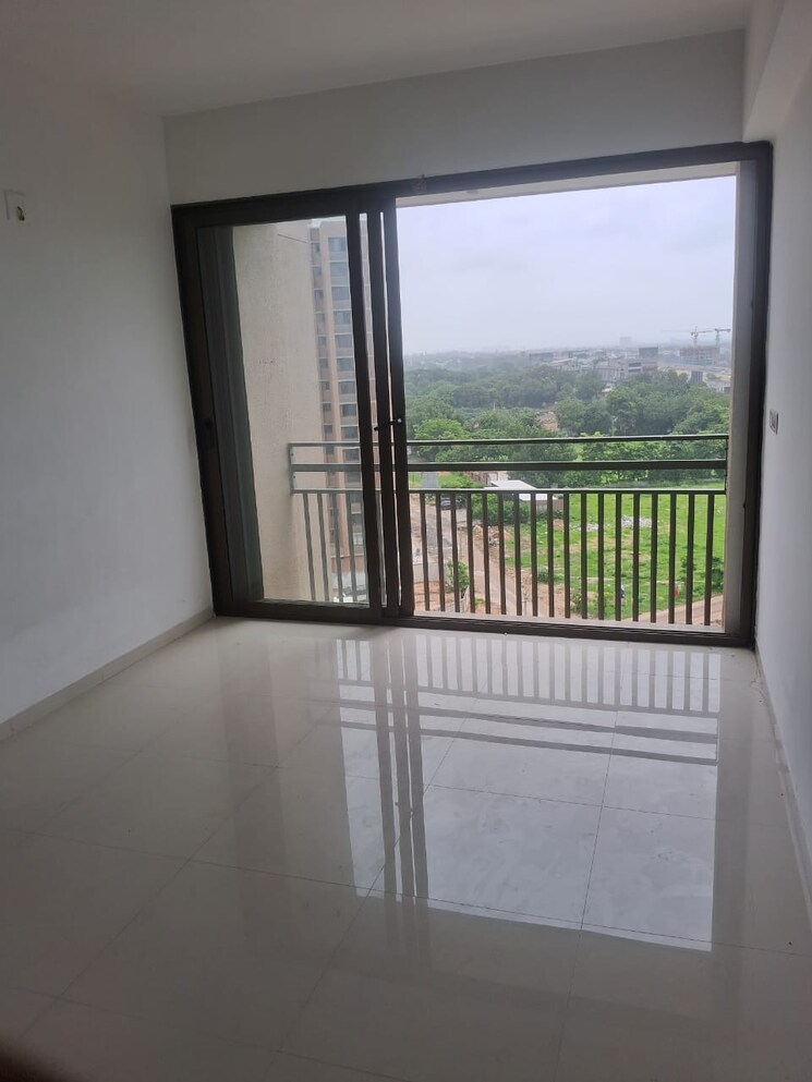 Room, vaishnodevi circle 3 Bedroom 181 Sq.Yd. Builder Floor In Vaishnodevi Circle Ahmedabad 9177140