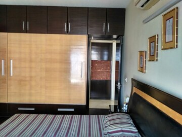 Room in 4 BHK Apartment at DLF Windsor Court, Dlf Phase iv – for Rent