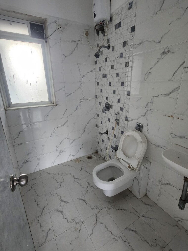 Bathroom, jay-le-jardin 2 Bedroom 732 Sq.Ft. Apartment In Chembur Mumbai 9176939