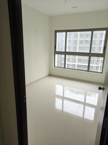 Room in 2 BHK Apartment at Kalpataru Paramount, Kapur Bawdi – for Rent