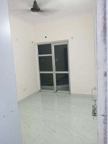 Room in 3 BHK Apartment at Patparganj – for Rent